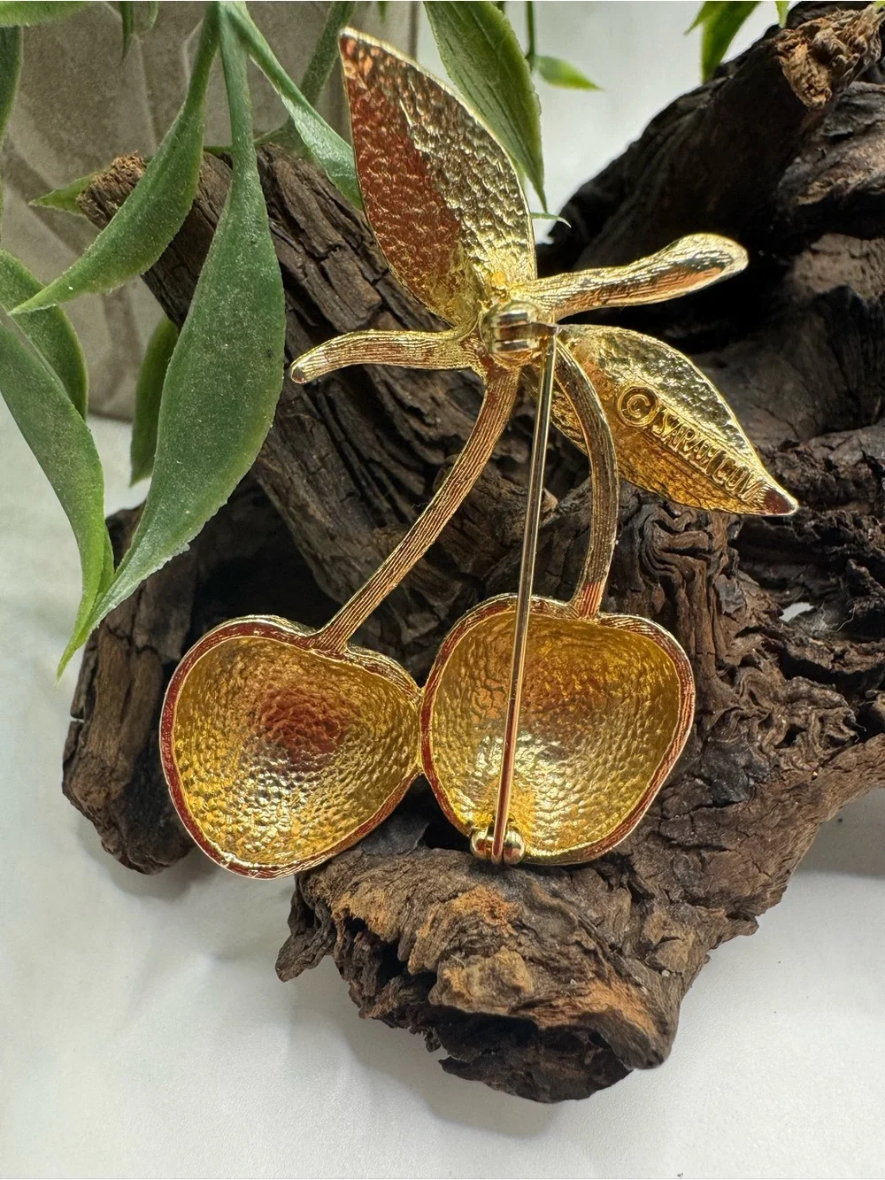 Sarah Coventry “Golden Cherries” brooch, EUC. Brushed gold tone from mid 1960’s. - Picture 4 of 5